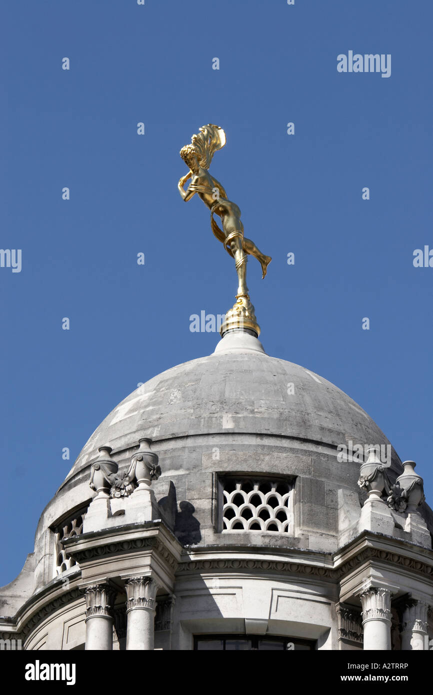 Statue en or de winged messenger mercure sur la Banque d'Angleterre dome Ville de London EC2 England UK Banque D'Images