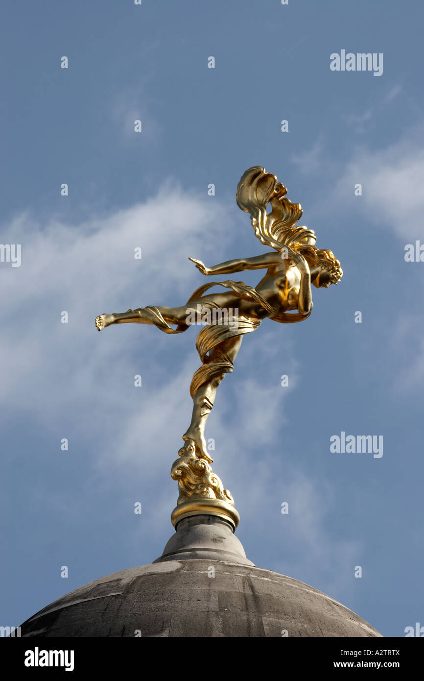 Statue en or de winged messenger mercure sur la Banque d'Angleterre dome Ville de London EC2 England UK Banque D'Images
