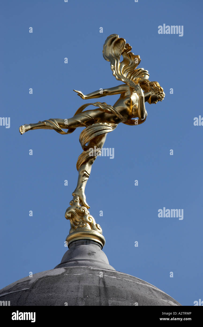 Statue en or de winged messenger mercure sur la Banque d'Angleterre dome Ville de London EC2 England UK Banque D'Images