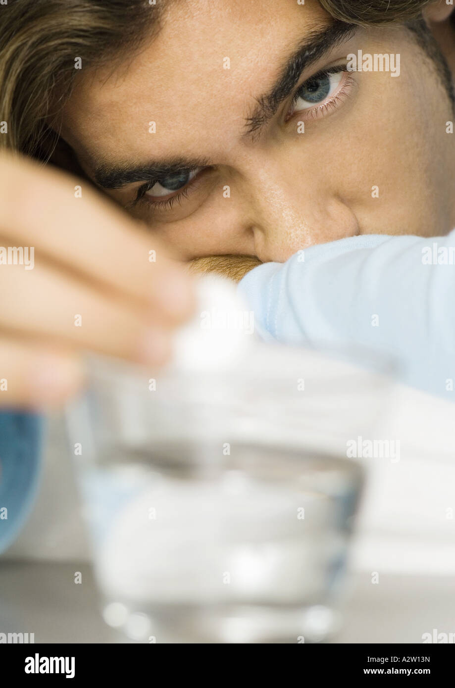 Mettre l'homme médecine effervescent dans un verre d'eau Banque D'Images