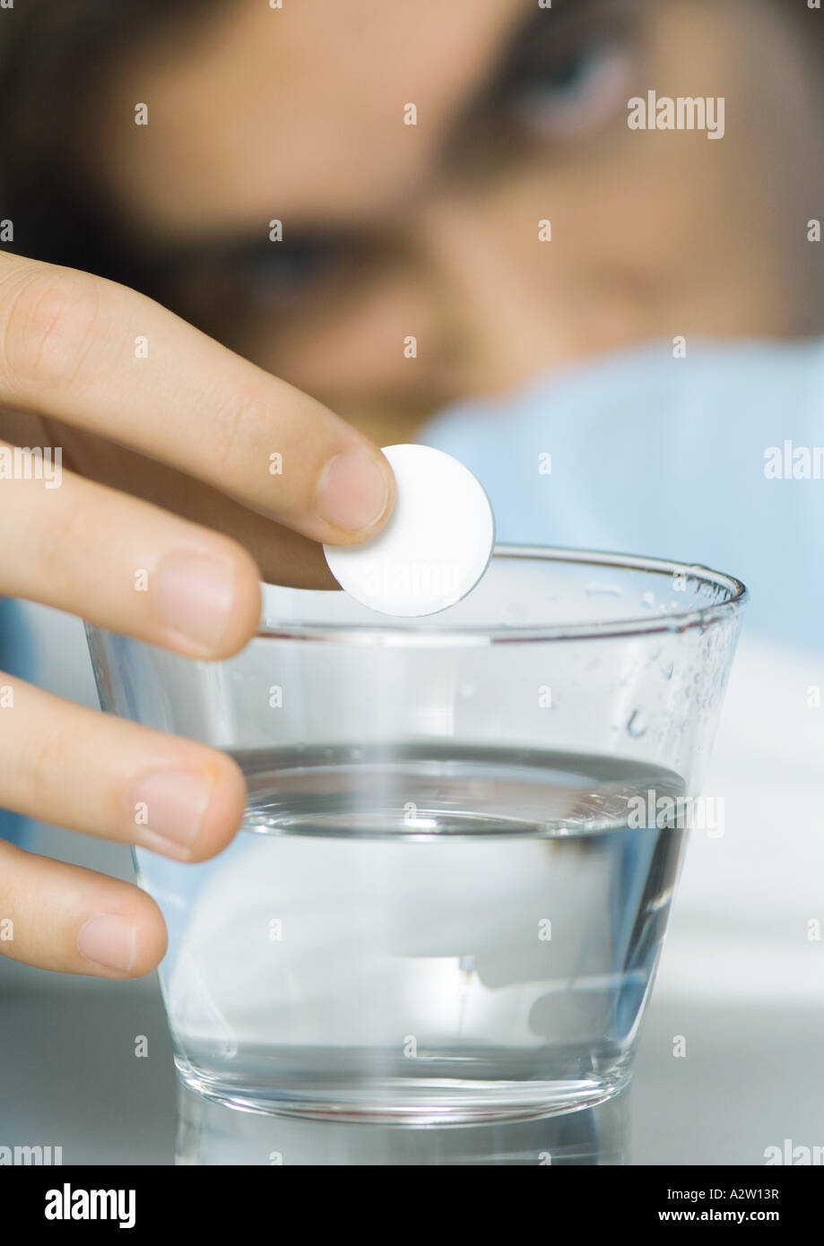 Mettre l'homme médecine effervescent dans un verre d'eau Banque D'Images