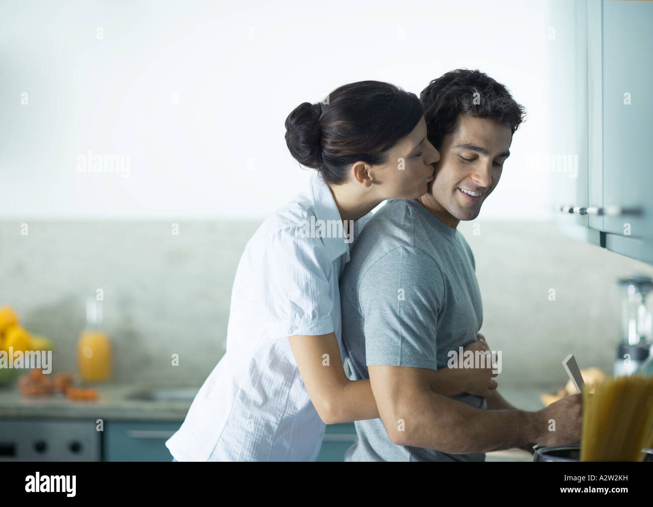 Homme embrassant femme par derrière Banque de photographies et d’images