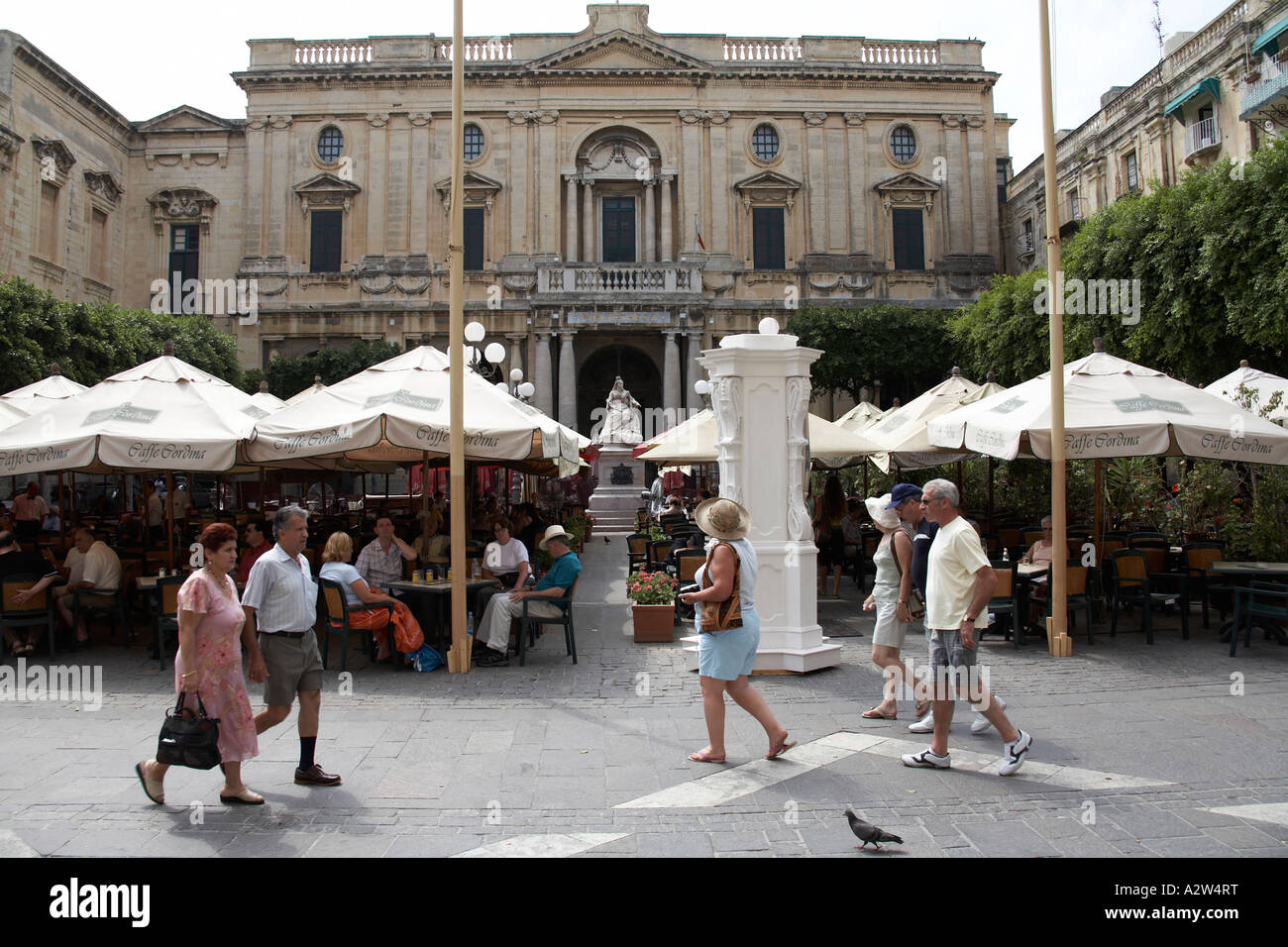 Bibliothèque nationale Bibliothèque avec les touristes et les gens de marcher sur la rue de la République à La Valette capitale de l'île de Malte Banque D'Images