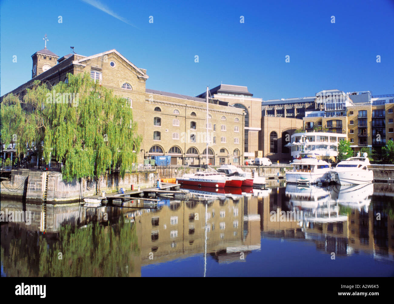 Go LONDRES ST KATHERINE S DOCK Banque D'Images