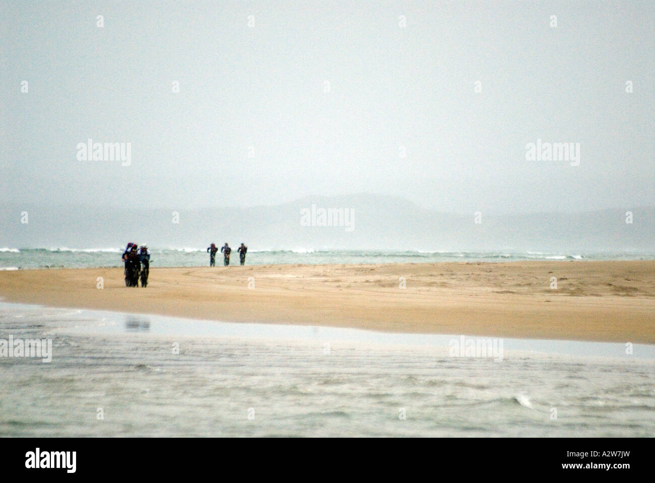 Vététistes sur Ocean Beach Tasmanie occidentale au cours de la Mark Webber Challenge Banque D'Images