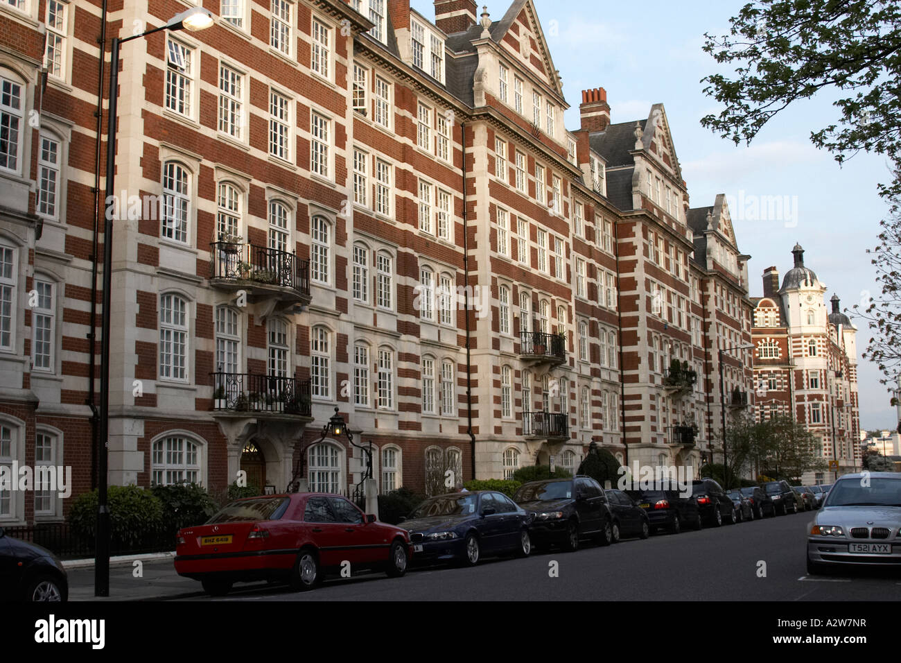 Télévision ou demeure édouardienne bâtiments bloc appartement sur St John s Wood High Street London NW8 Angleterre Banque D'Images