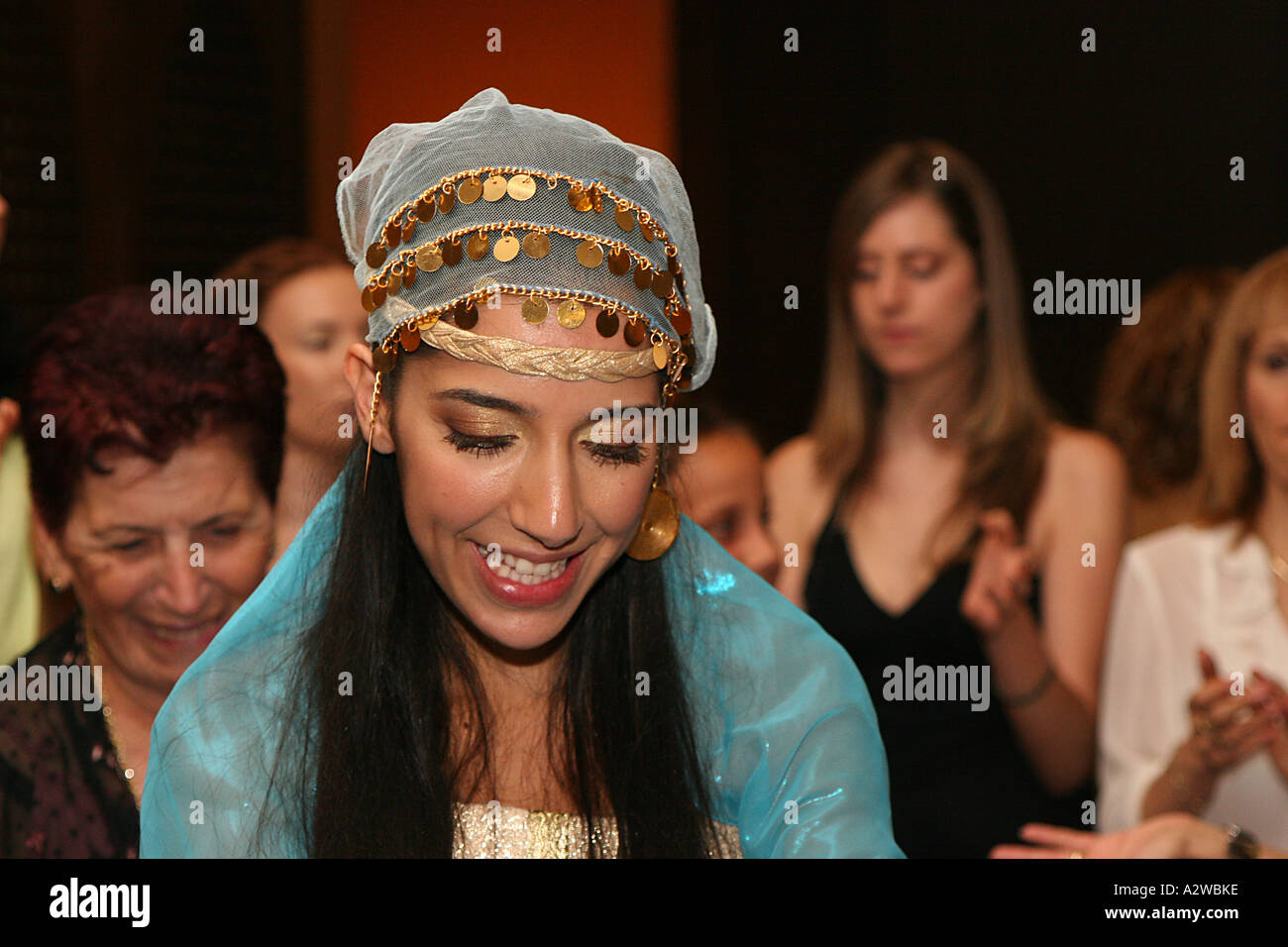 La mariée en robe traditionnelle marocaine à la célébration au henné Banque D'Images