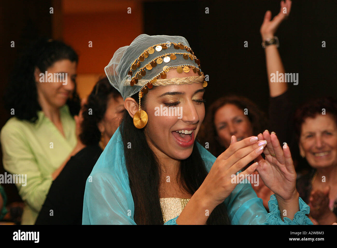 La mariée en robe traditionnelle marocaine à la célébration au henné Banque D'Images
