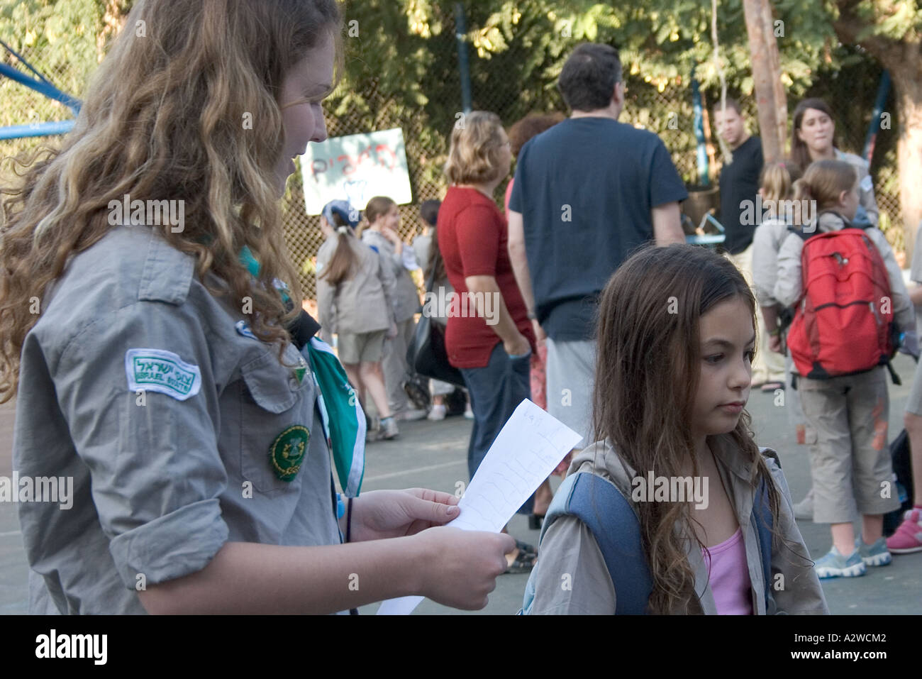 Cub et chef de troupe à l'enfants israéliens au mouvement de jeunesse Les Scouts Banque D'Images