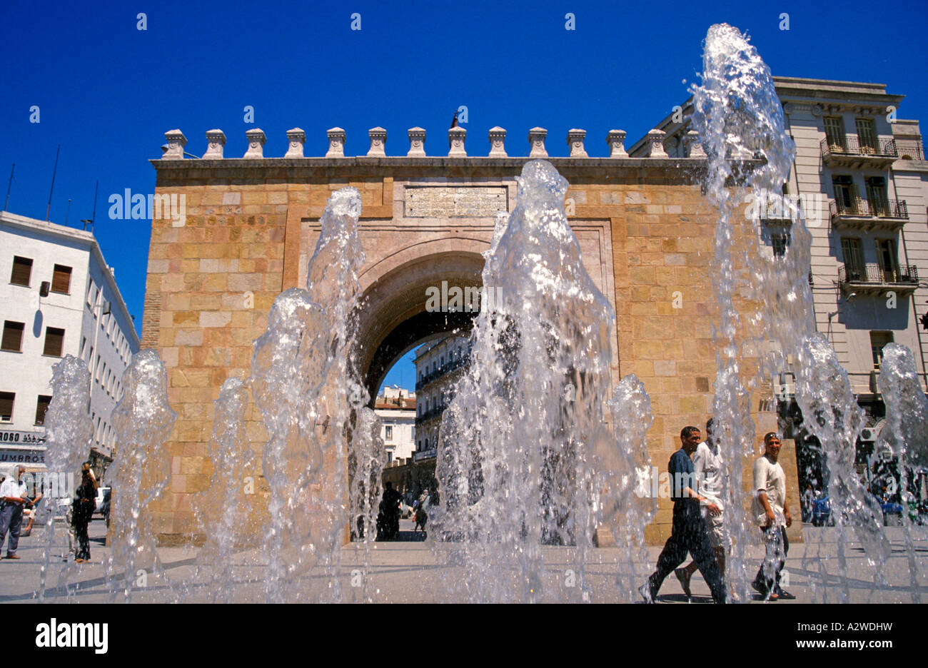 Tunisie Tunis la Porte de France vue par une fontaine d'eau Banque D'Images