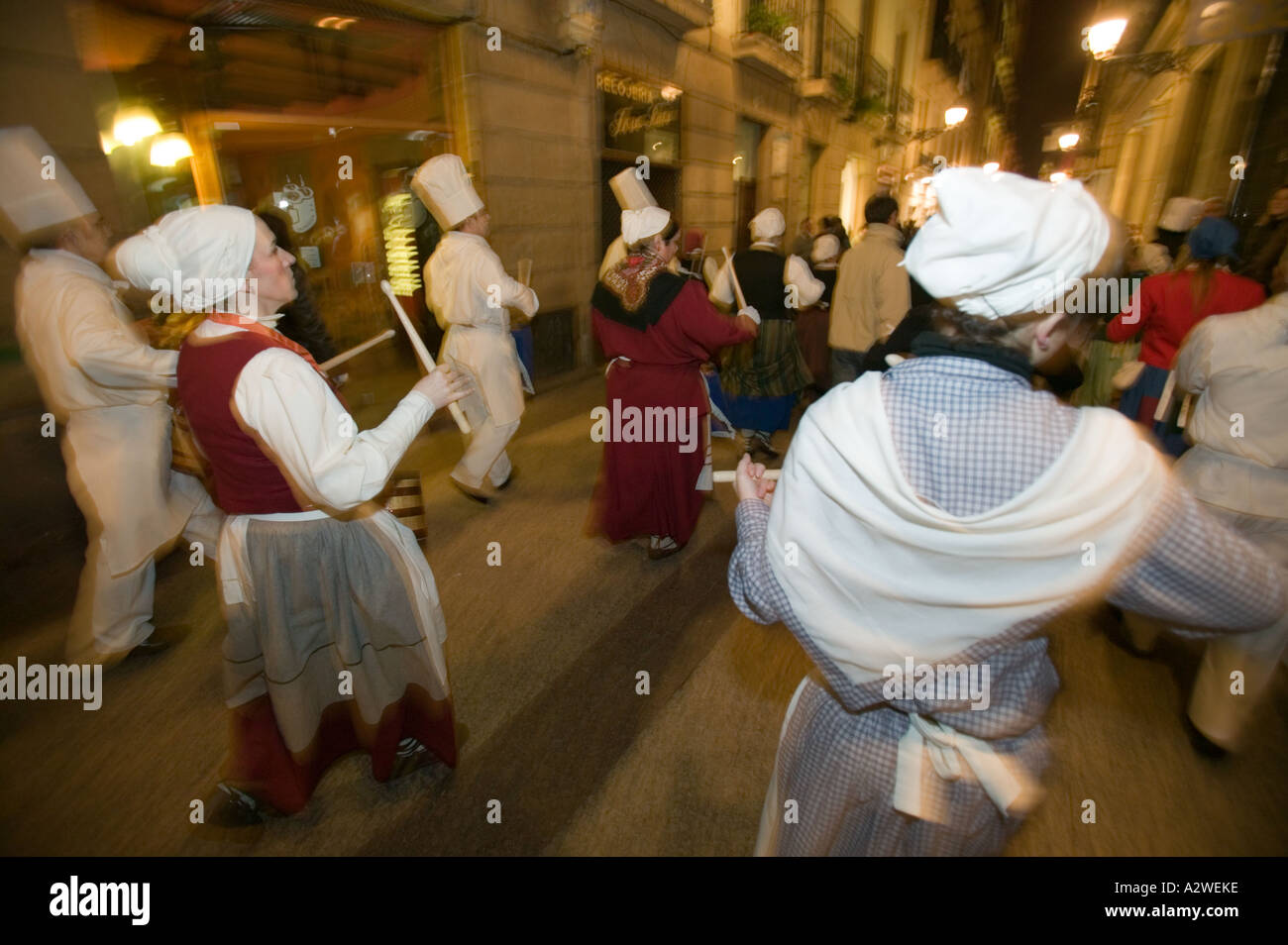 Le Basque hommes et femmes en tenue traditionnelle lors de la cérémonie ...