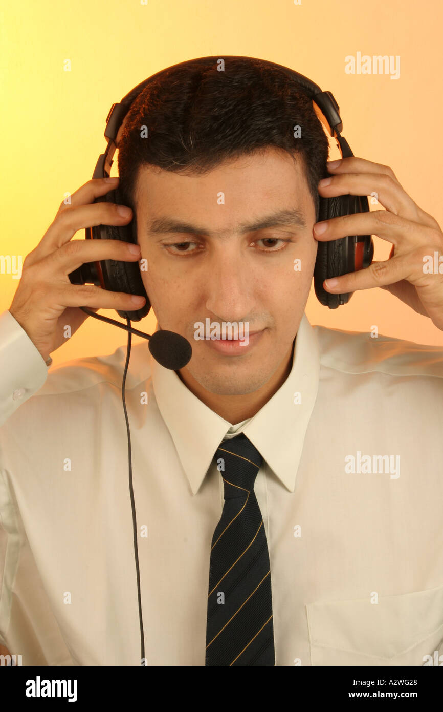 DPA 98279 Indiens de l'Asie du Sud homme robe Exécutif en chemise et cravate la musique d'expression souriante modèle libération Nombre 623 Banque D'Images