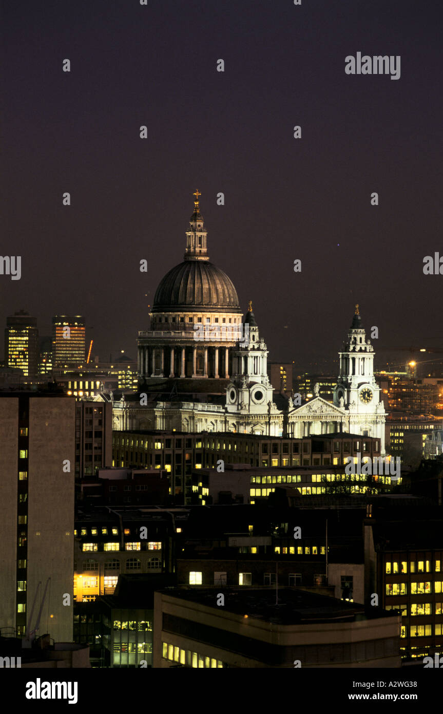 Vue sur le dôme de St Paul et ses flèches dans la nuit, Londres Banque D'Images