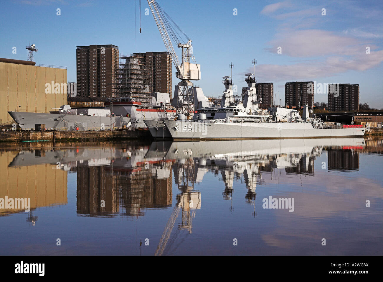 Navires d'être monté au chantier naval de BAE sur la rivière Clyde, Glasgow, Ecosse. Banque D'Images