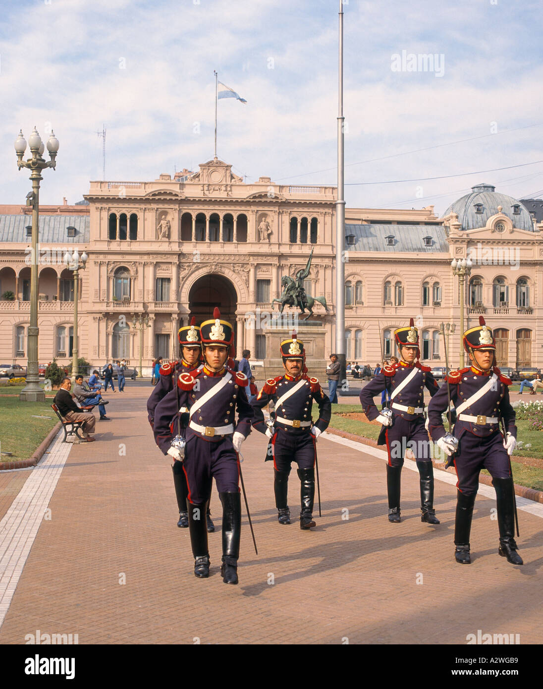 Argentine Buenos Aires Plaza de Mayo Garde de cérémonie en face de Casa Rosada (Maison du gouvernement Banque D'Images
