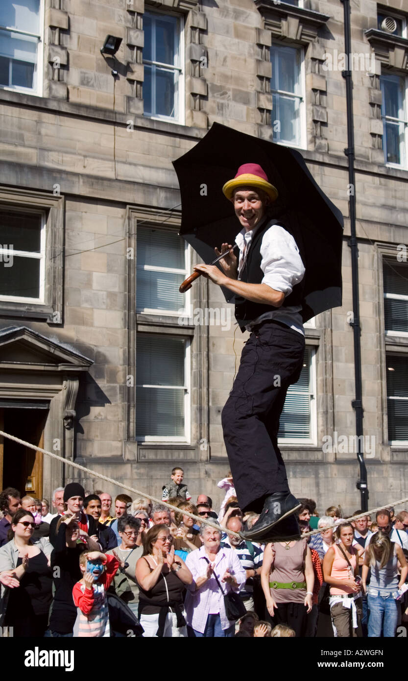 Artiste de rue un numéro d'équilibriste au Edinburgh Festival Fringe Royal Mile, l'Écosse. Banque D'Images