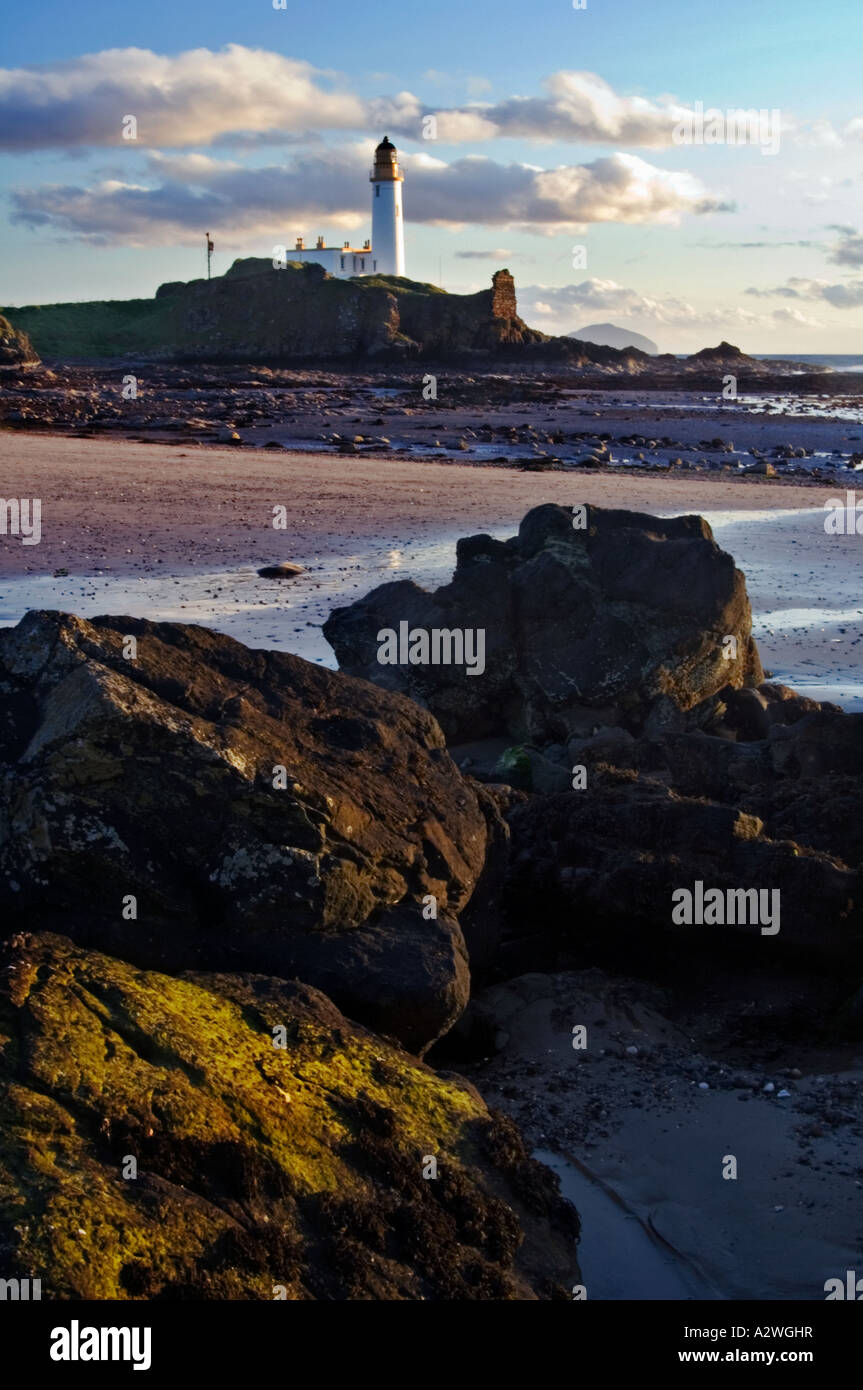 Phare de Turnberry Ayrshire vu ici de la plage avec Ailsa Craig en arrière-plan Banque D'Images