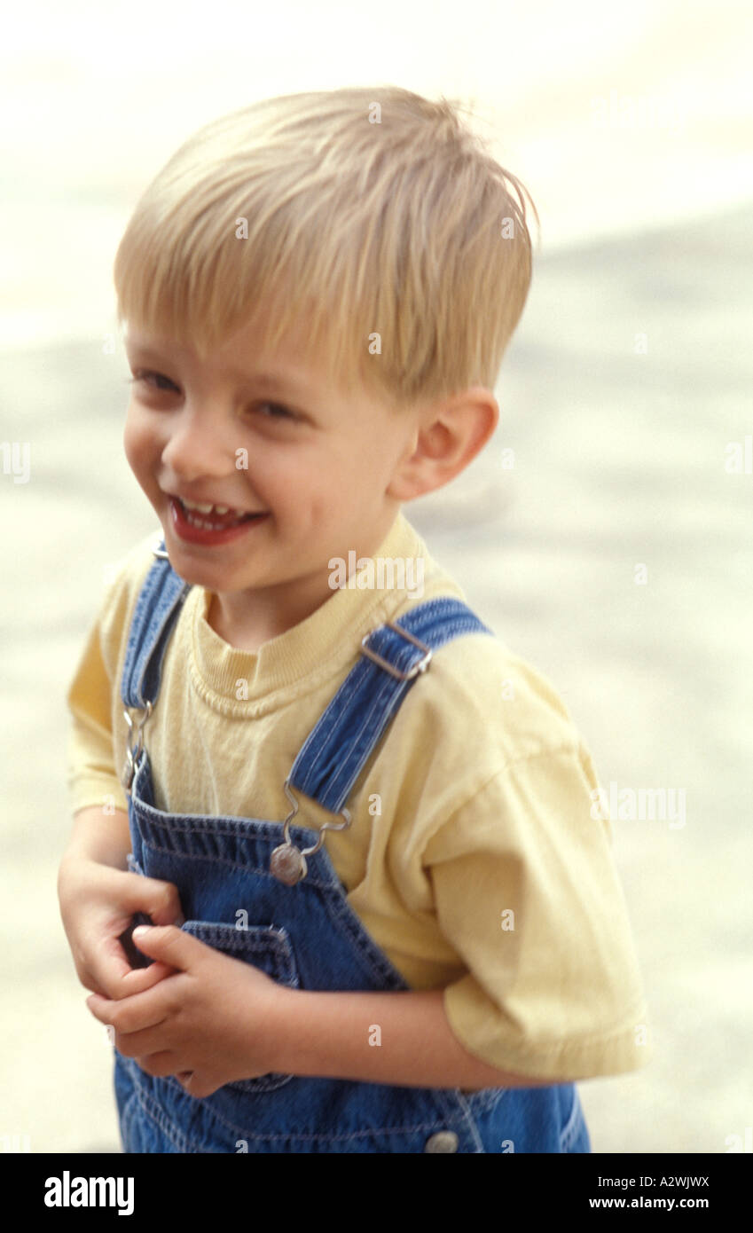 Boy (4-5) smiling, portrait Banque D'Images