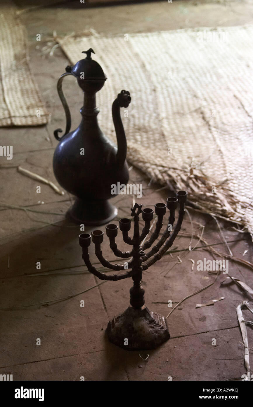 Pot Chandelier et objets religieux en 14C Debre Maryam ou Mariam église chrétienne orthodoxe sur l'île sur le lac Tana Banque D'Images