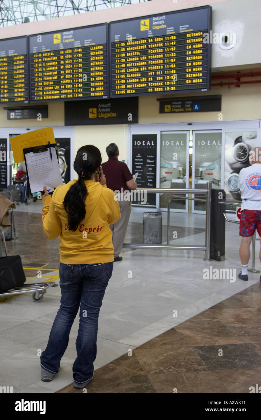 Avoir Images Guide En Espagnol Femelle Cavalier Jaune Attend Devant Le Terminal dernière salutations