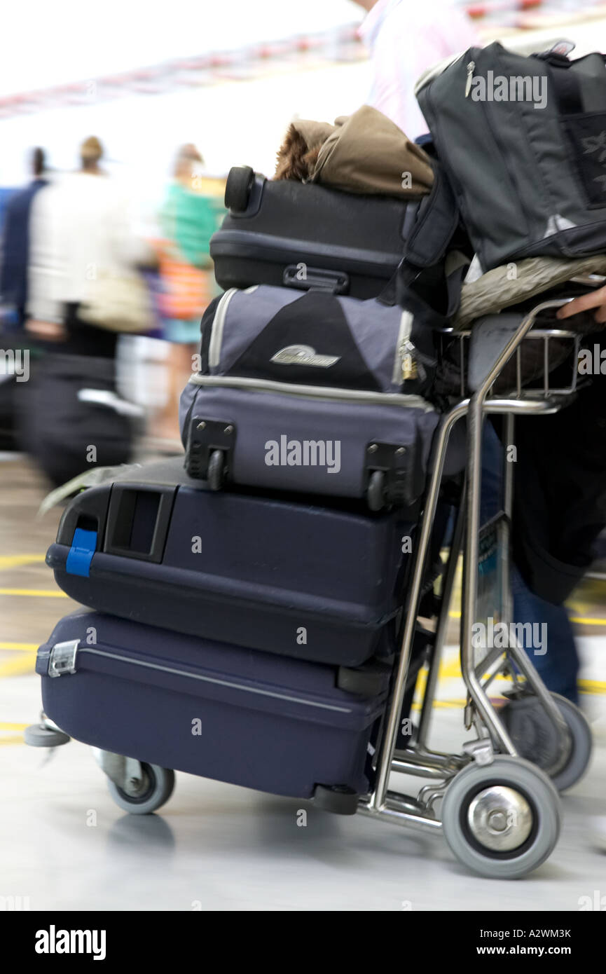 Luggage pile airport Banque de photographies et d'images à haute résolution  - Alamy