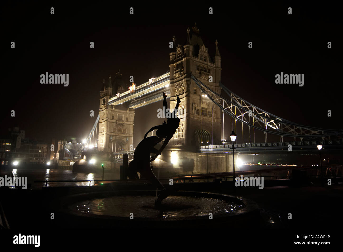 Tower Bridge at night avec statue de jeune fille et de dauphins par David Wynne London England UK IE Banque D'Images