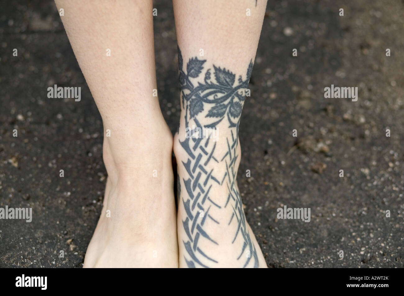 Conçu sur un tatouage pied de femme Banque D'Images