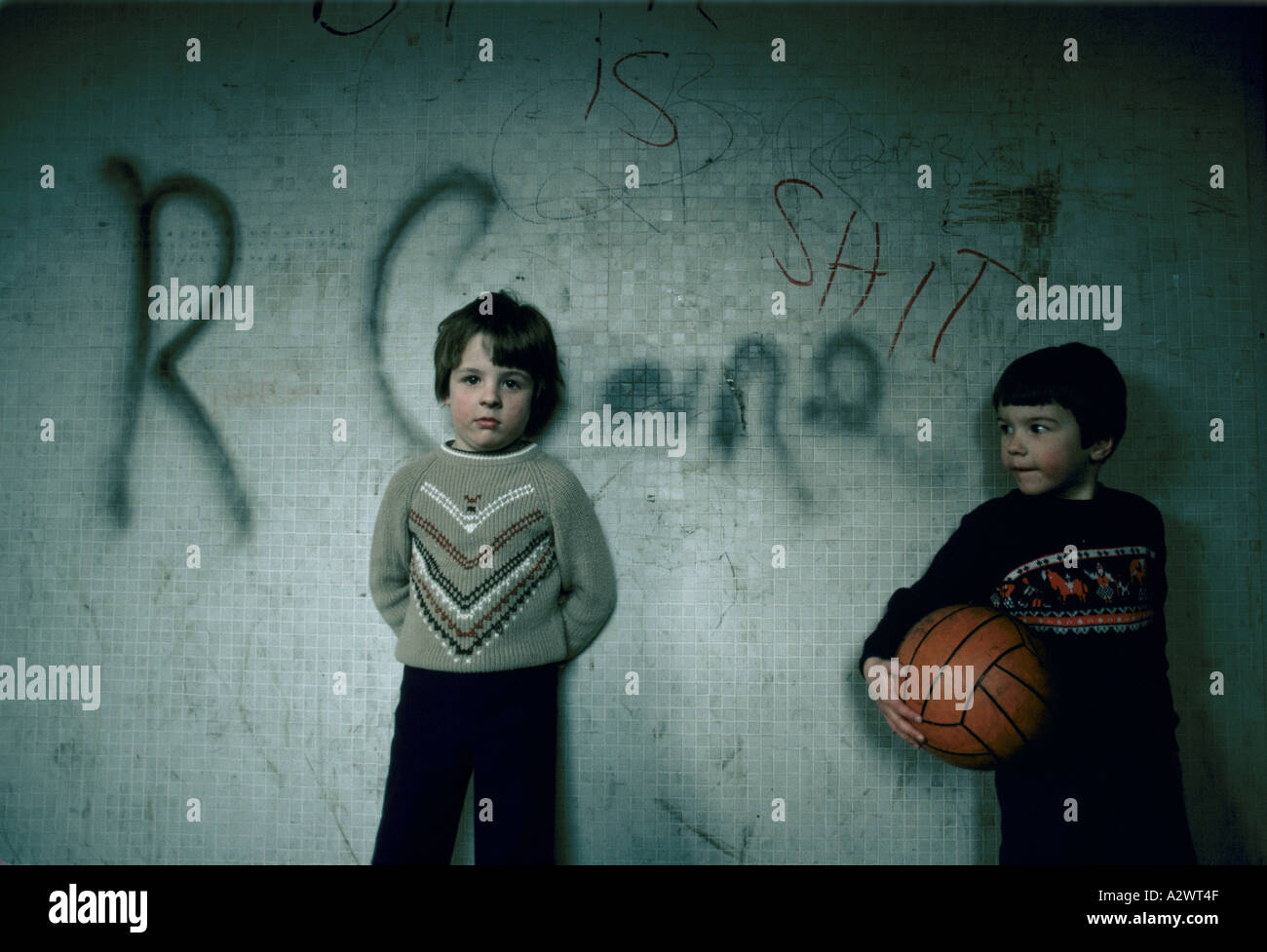 Deux petits garçons de traîner dans les rues Banque D'Images