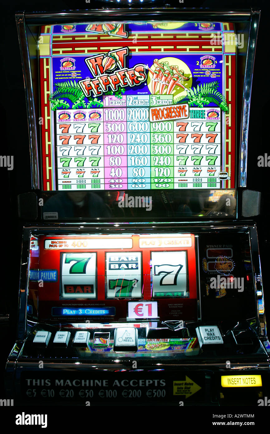 Machine à sous casino roulette roue électronique paris boutique mentions légales toxicomanie habitude de regarder la télévision assis Résultat contrôle Banque D'Images