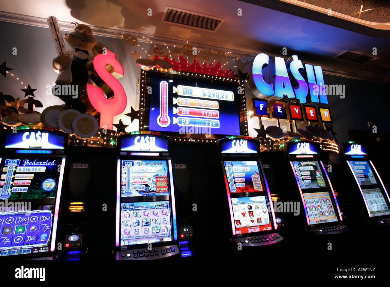 Machine à sous casino roulette roue électronique paris boutique mentions légales toxicomanie habitude de regarder la télévision assis Résultat contrôle Banque D'Images