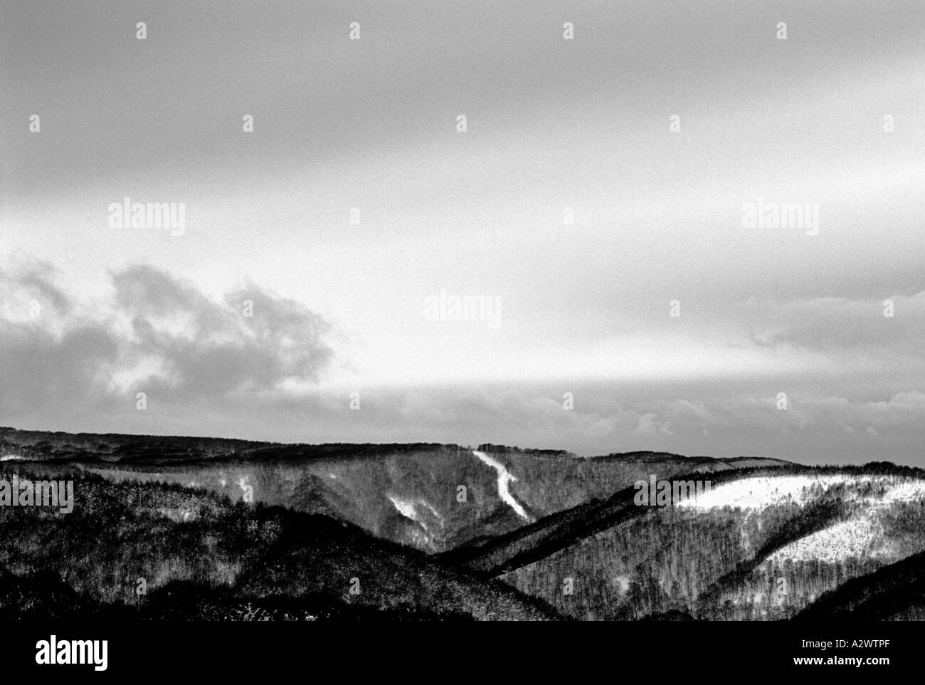 Montagnes enneigées du Hokkaiddo au Japon Banque D'Images