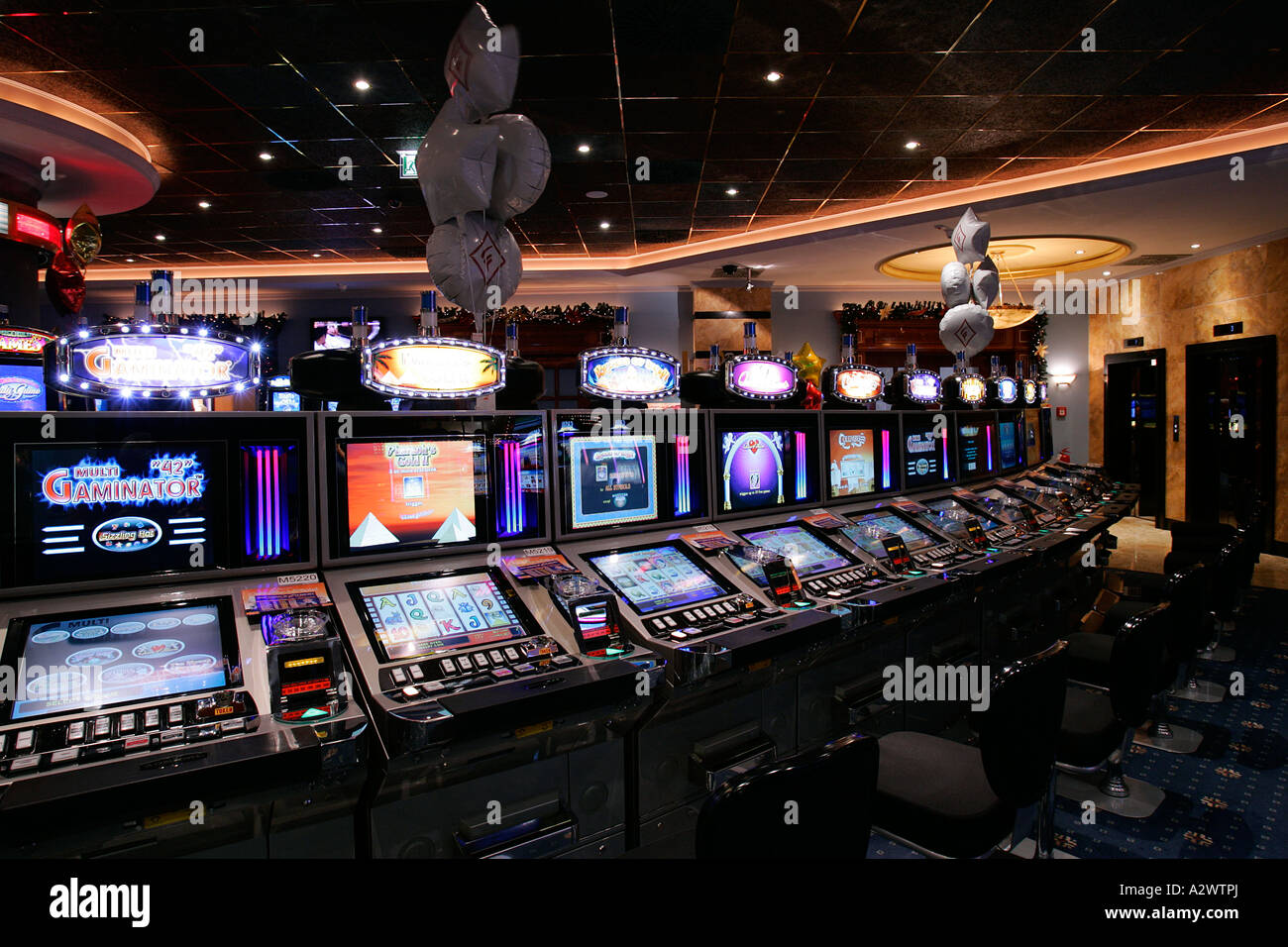 Machine à sous casino roulette roue électronique paris boutique mentions légales toxicomanie habitude de regarder la télévision assis Résultat contrôle Banque D'Images