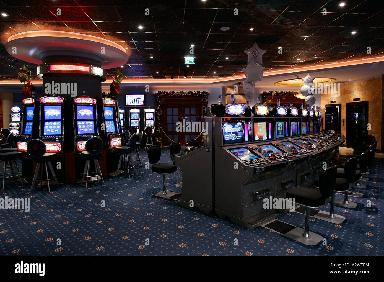 Machine à sous casino roulette roue électronique paris boutique mentions légales toxicomanie habitude de regarder la télévision assis Résultat contrôle Banque D'Images