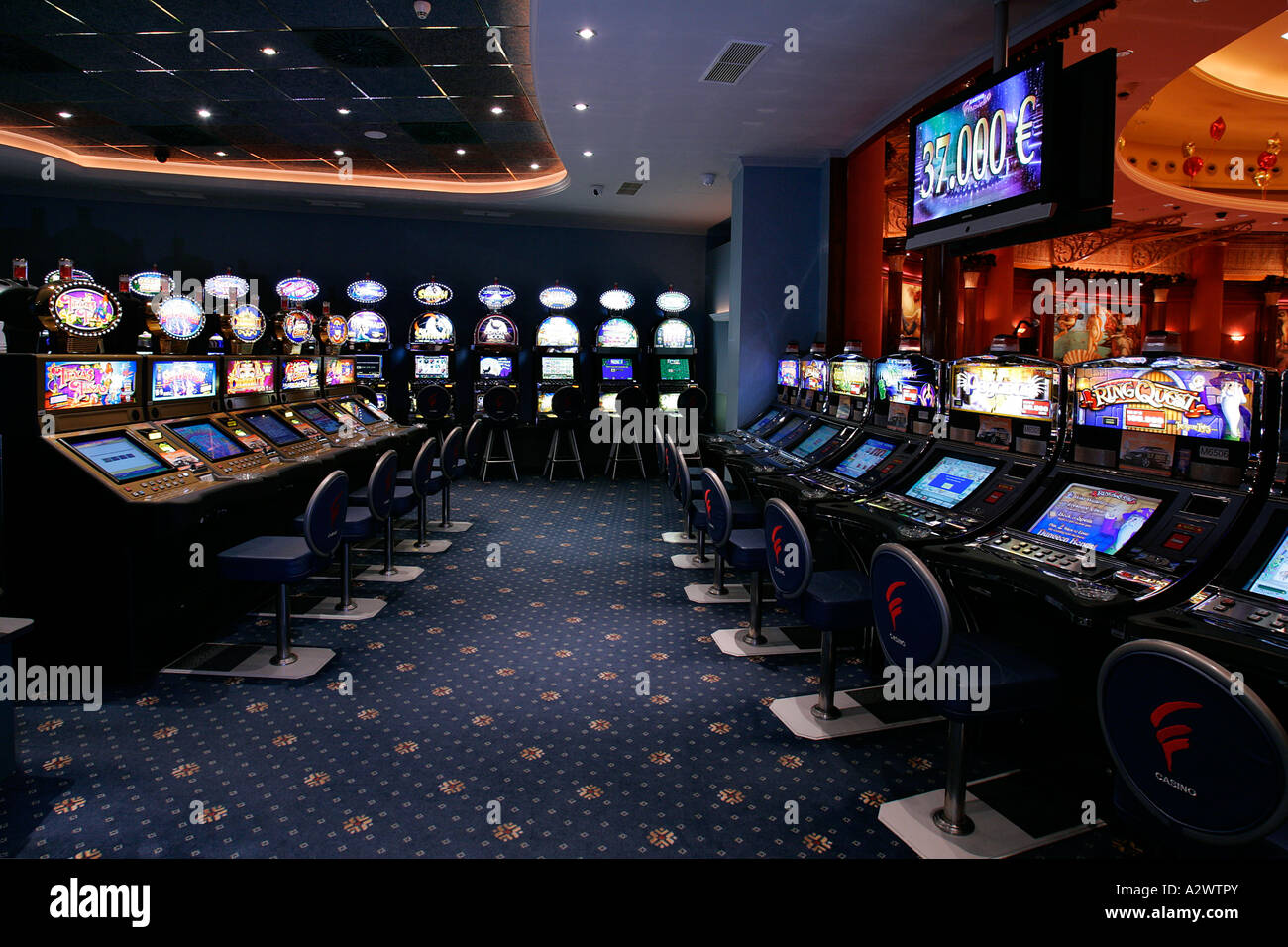 Machine à sous casino roulette roue électronique paris boutique mentions légales toxicomanie habitude de regarder la télévision assis Résultat contrôle Banque D'Images