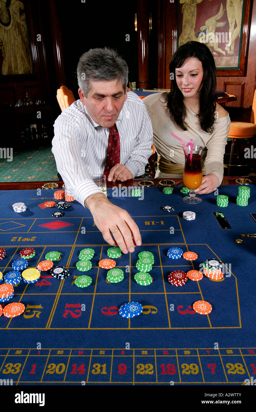 Machine à sous casino roulette roue électronique paris boutique mentions légales toxicomanie habitude de regarder la télévision assis Résultat contrôle Banque D'Images