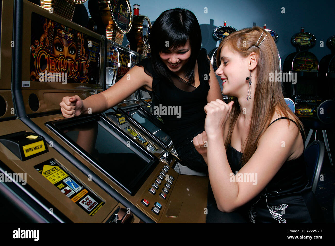 Machine à sous casino roulette roue électronique paris boutique mentions légales toxicomanie habitude de regarder la télévision assis Résultat contrôle Banque D'Images