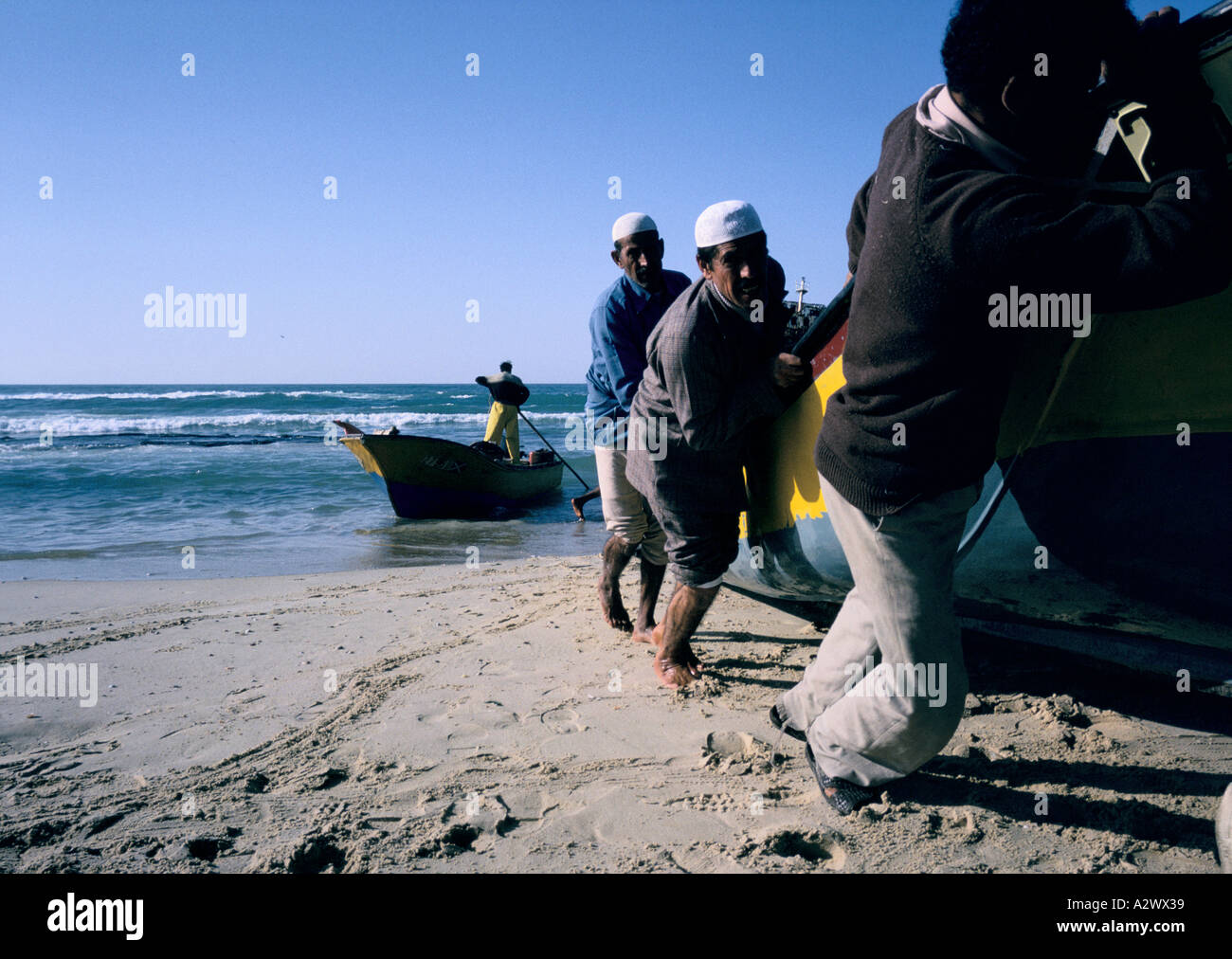 Les pêcheurs à la plage (camp de réfugiés de Shatti), Gaza, Territoires occupés par Israël 1987 Banque D'Images