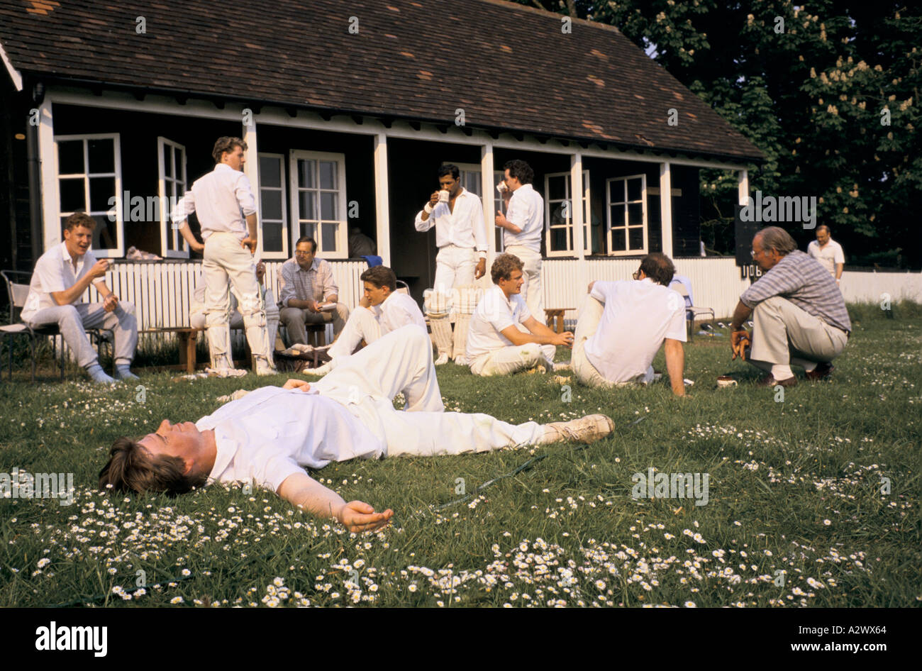 Un joueur de se détendre après un match de cricket village, UK Banque D'Images