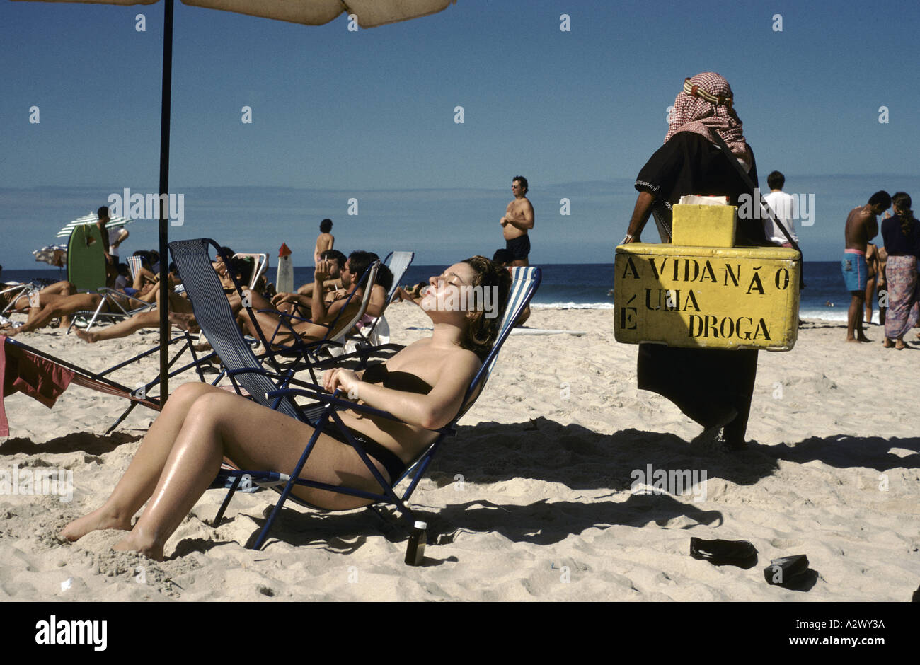 Vendeur sur la plage d'Ipanema Rio Brésil Banque D'Images