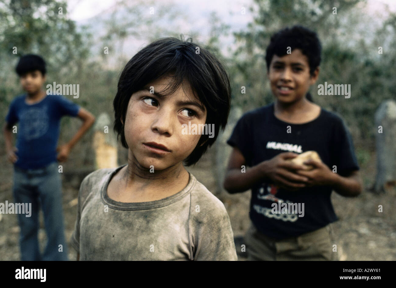 Portrait d'enfants déplacés par le conflit, d'El Salvador, Mai 1986 Banque D'Images