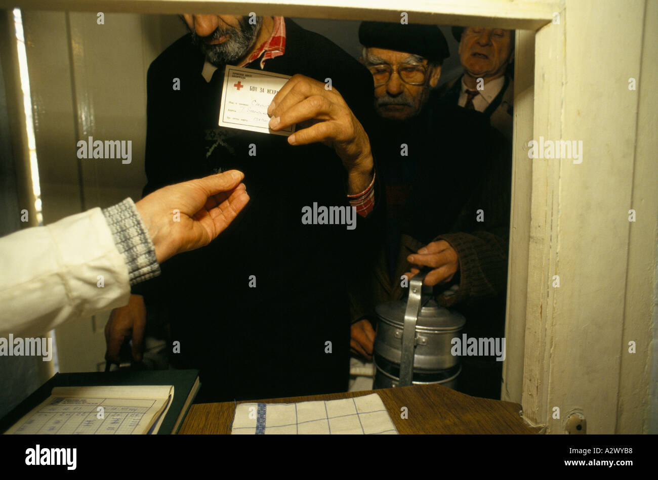 Belgrade sous sanctions - un homme montre une carte pour l'alimentation étant donnés par la Croix-Rouge pour les retraités et les handicapés, Dec 1993 Banque D'Images