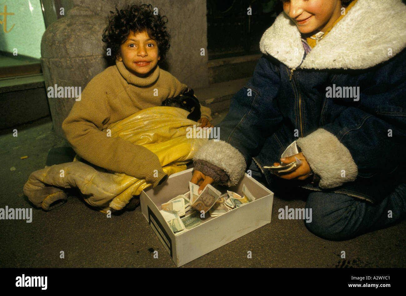 Belgrade sous sanctions : Deux enfants tsiganes mendier dans la rue. Leurs billets de banque sont presque sans valeur en raison de l'hyper-inflation. 1993 Banque D'Images