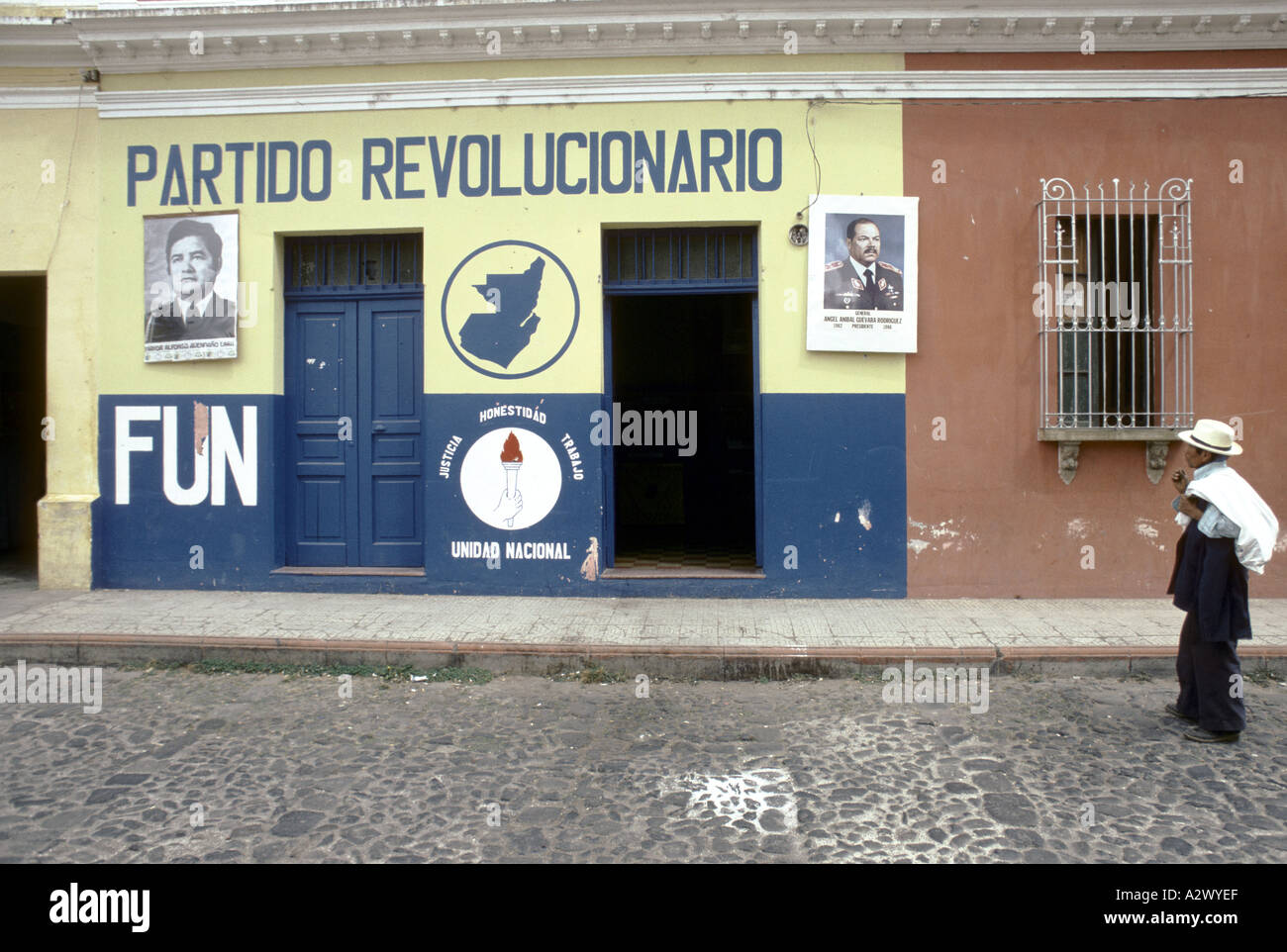 La plupart des paysans ont trouvé les élections déconcertantes. Le front office du parti de droite Revolucionario, Solola Guatemala, février 1982 Banque D'Images