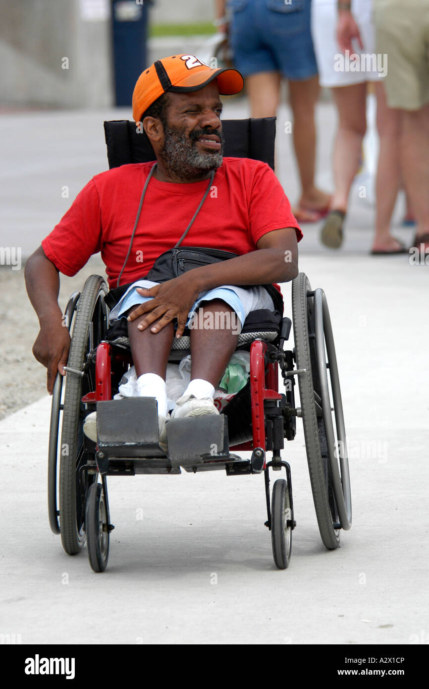 Un homme noir dans son fauteuil roulant Photo Stock - Alamy