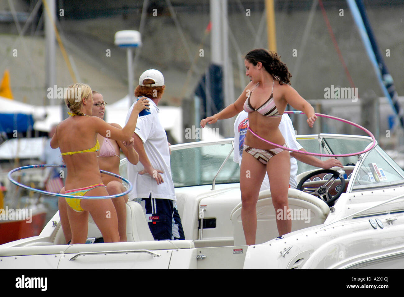 Les femelles adolescentes jouant avec hoolahoops tandis que faire la fête sur un bateau. Banque D'Images