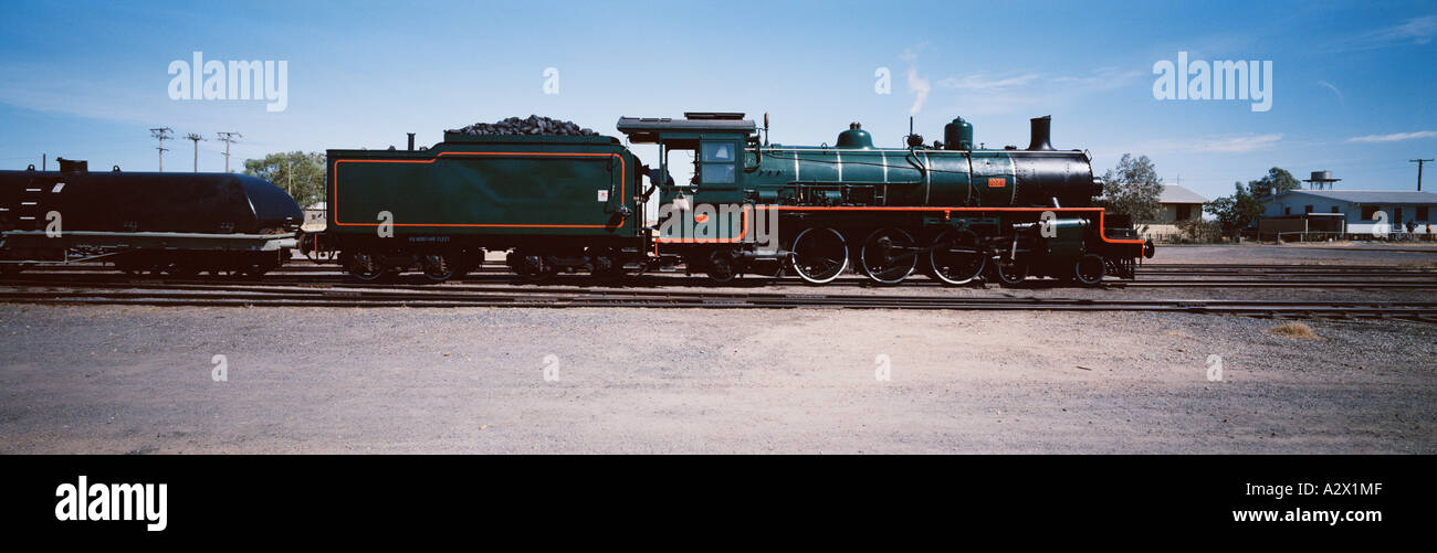 Grand angle panoramique vue latérale du train à vapeur Locomotives de chemin de fer. L'Australie 1079 classe B moteur du patrimoine. Banque D'Images
