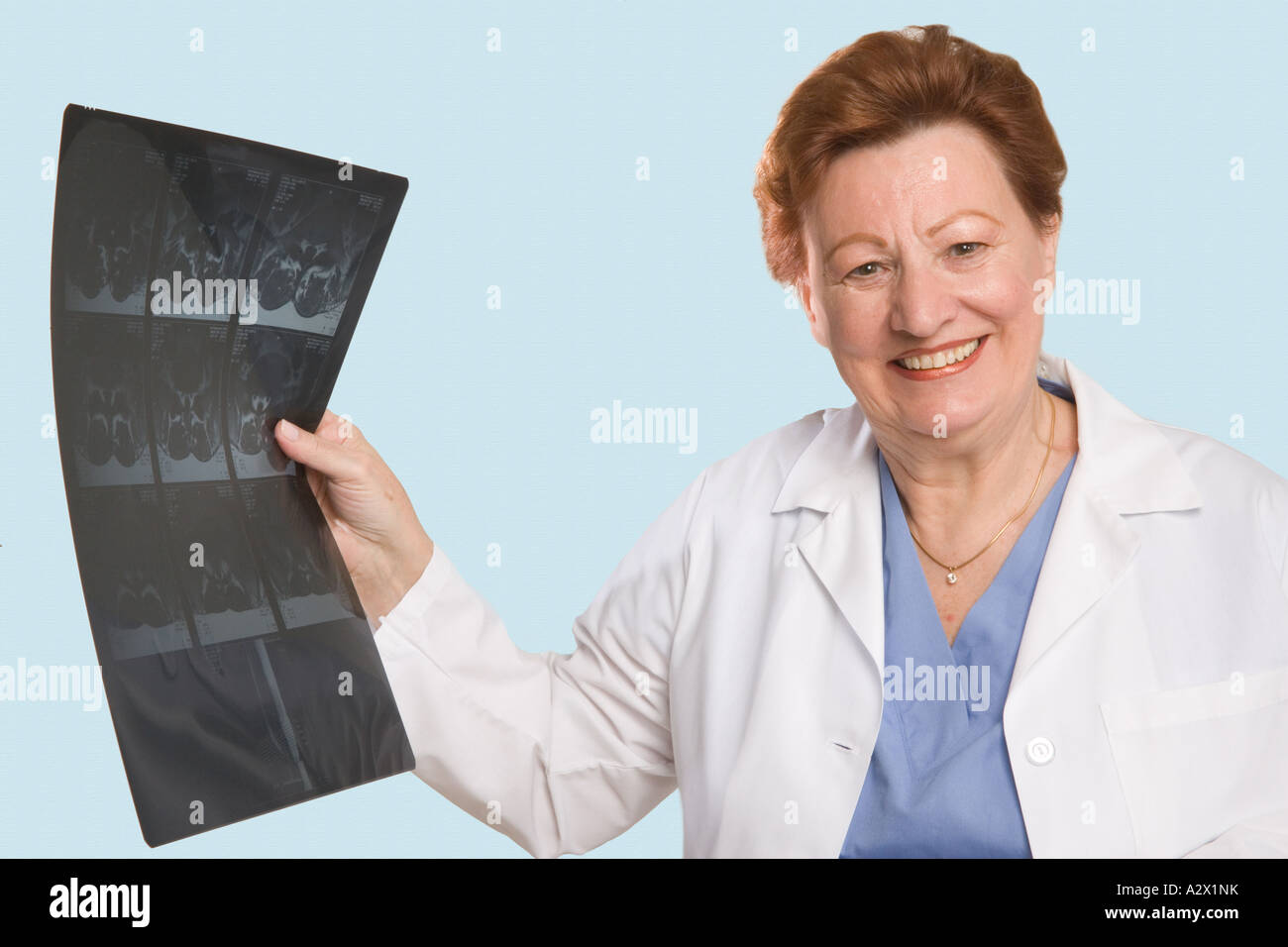 Femme médecin ou professionnel de la santé titulaire d'un x-ray. Beau sourire ! Banque D'Images