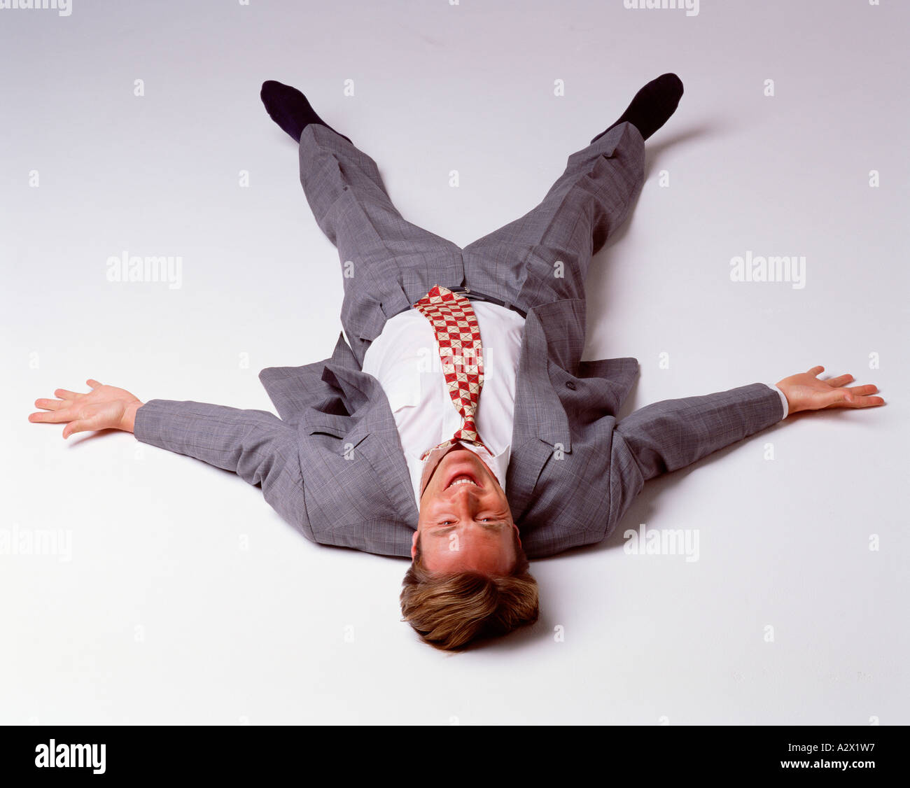 Studio image du jeune homme allongé sur le dos. Banque D'Images