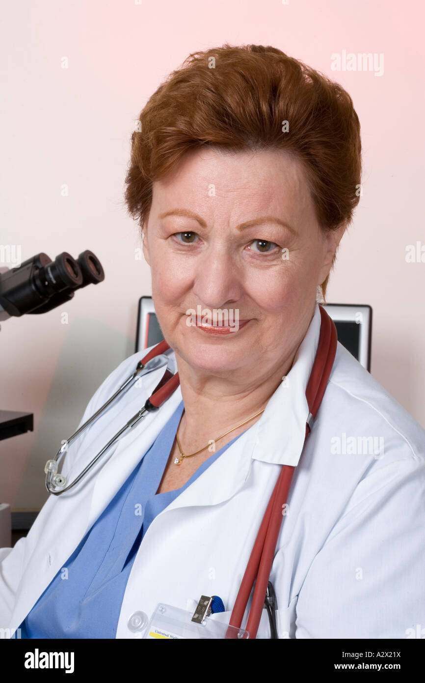 Chercheur dans son bureau avec microscope. Banque D'Images