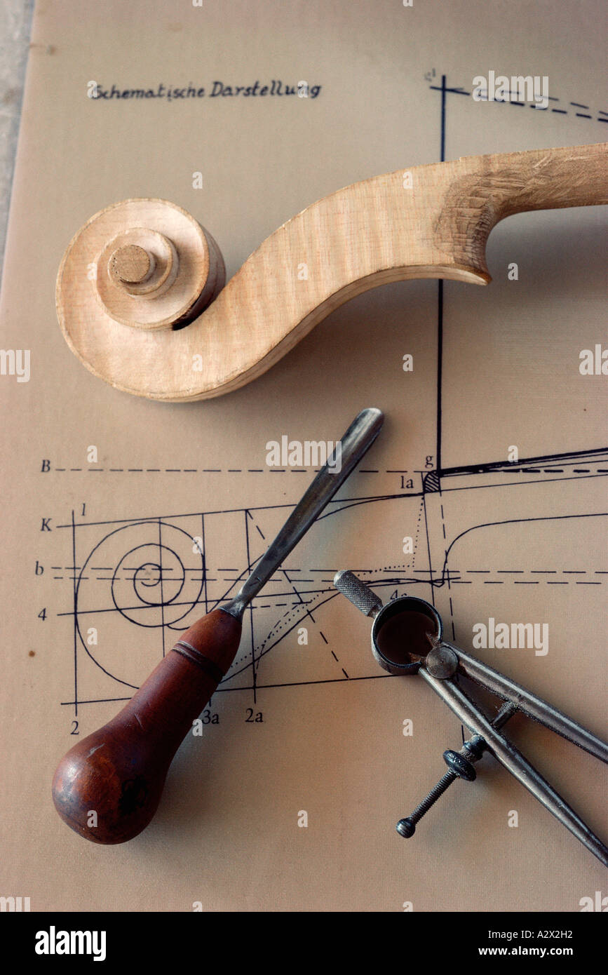 La vie encore de nouveau le cou en bois de violon en construction sur planche à dessin avec boussole instrument & Outil de travail du bois. Banque D'Images